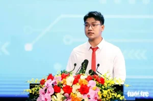 Trong lễ khai giảng đặc biệt , nam sinh Kiều Tuấn Định – sinh viên Đại học Bách khoa Hà Nội phát biểu